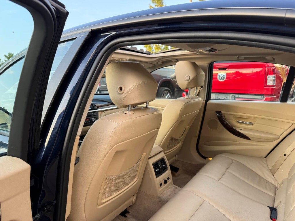 BMW 3 Series Vehicle Full-screen Gallery Image 12