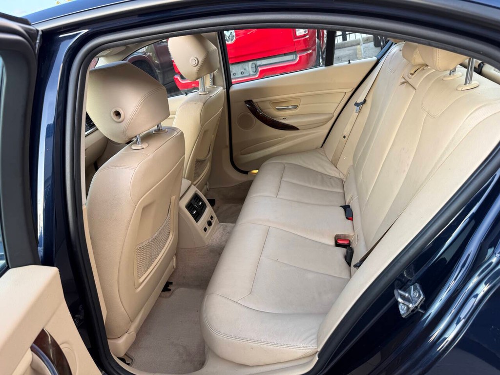BMW 3 Series Vehicle Full-screen Gallery Image 13