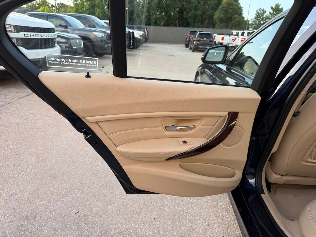 BMW 3 Series Vehicle Full-screen Gallery Image 14