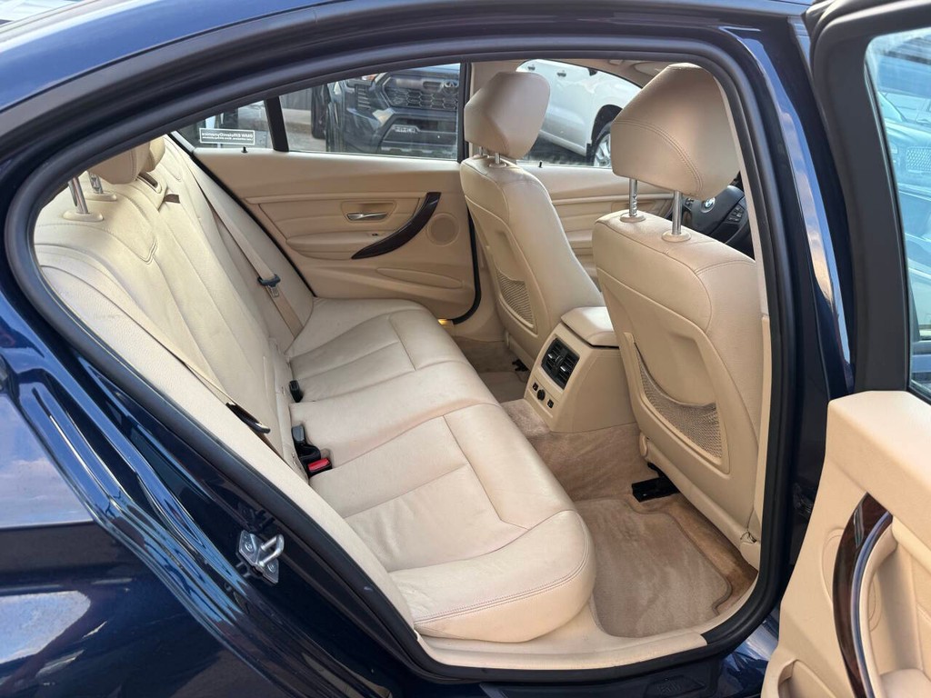 BMW 3 Series Vehicle Full-screen Gallery Image 15