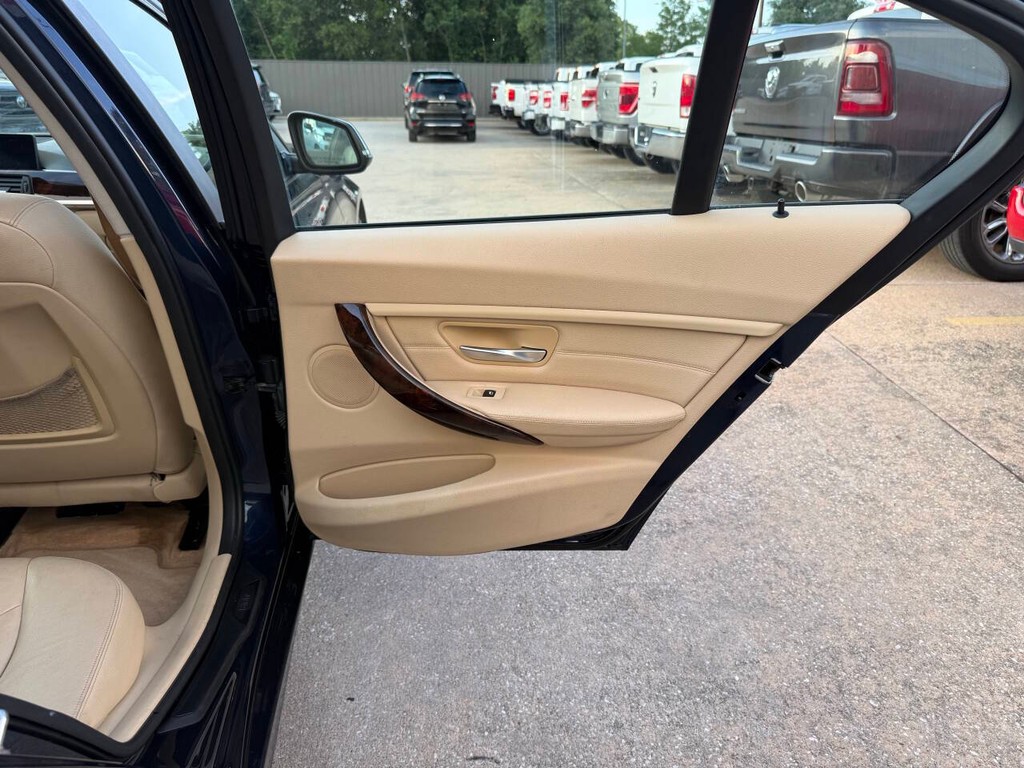 BMW 3 Series Vehicle Full-screen Gallery Image 16