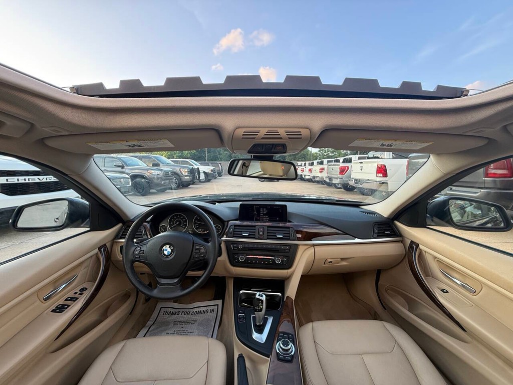 BMW 3 Series Vehicle Full-screen Gallery Image 18