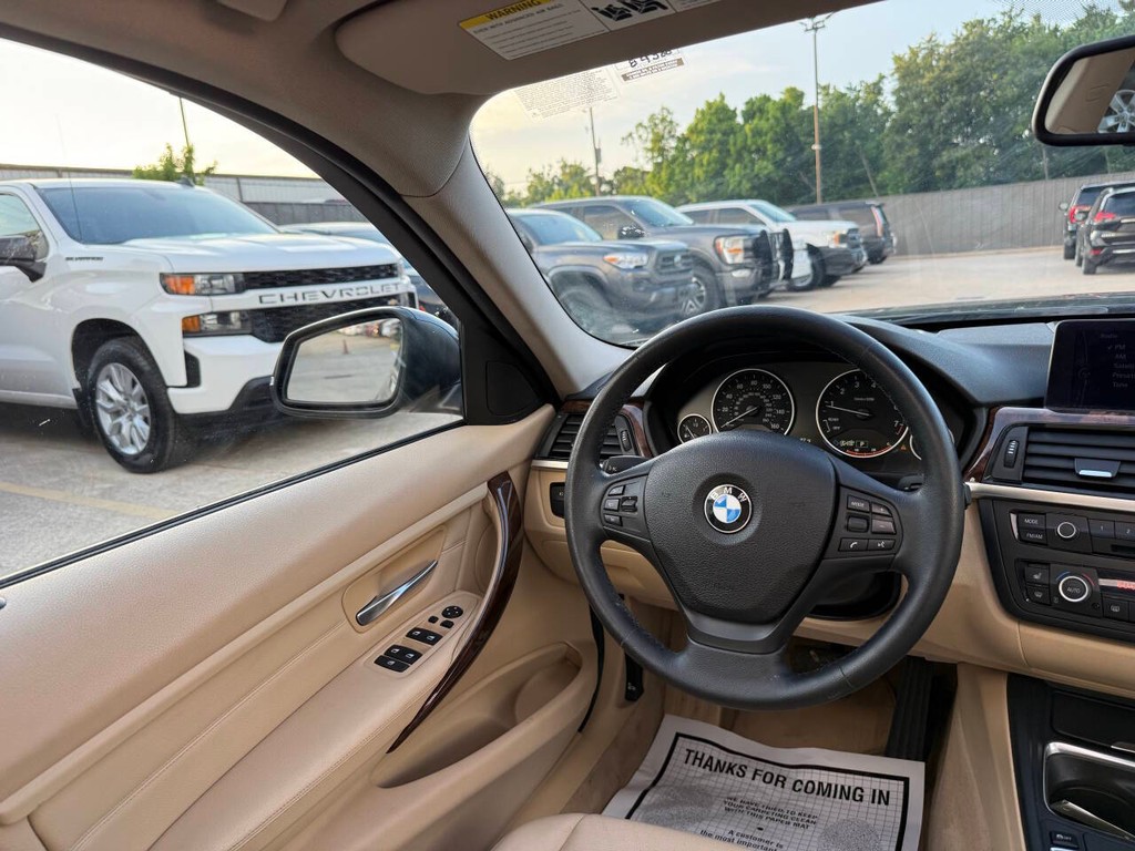 BMW 3 Series Vehicle Full-screen Gallery Image 19