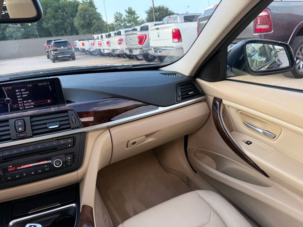 BMW 3 Series Vehicle Full-screen Gallery Image 20