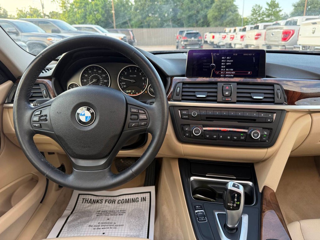 BMW 3 Series Vehicle Full-screen Gallery Image 21