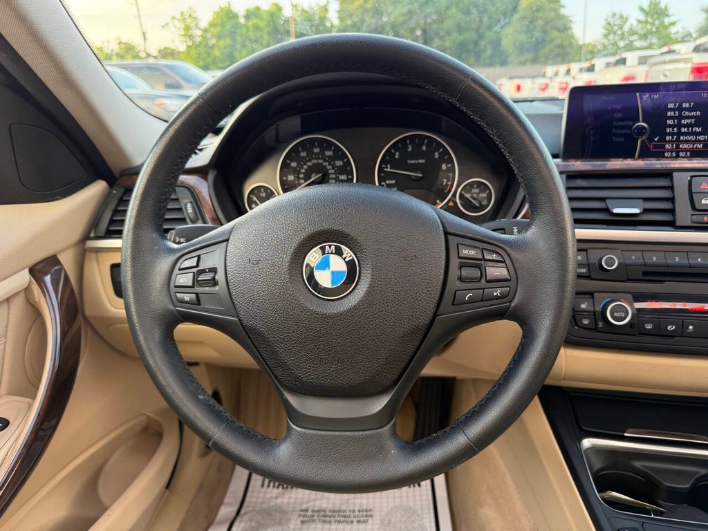 BMW 3 Series Vehicle Full-screen Gallery Image 22