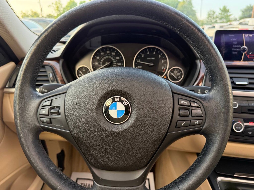 BMW 3 Series Vehicle Full-screen Gallery Image 23