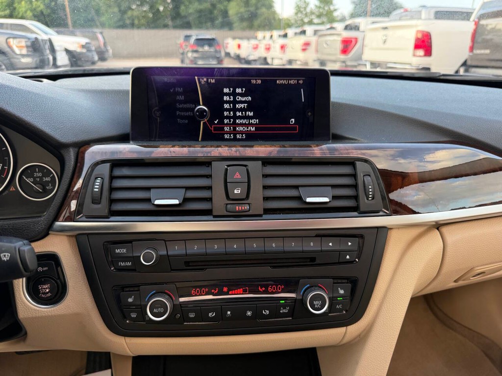 BMW 3 Series Vehicle Full-screen Gallery Image 24