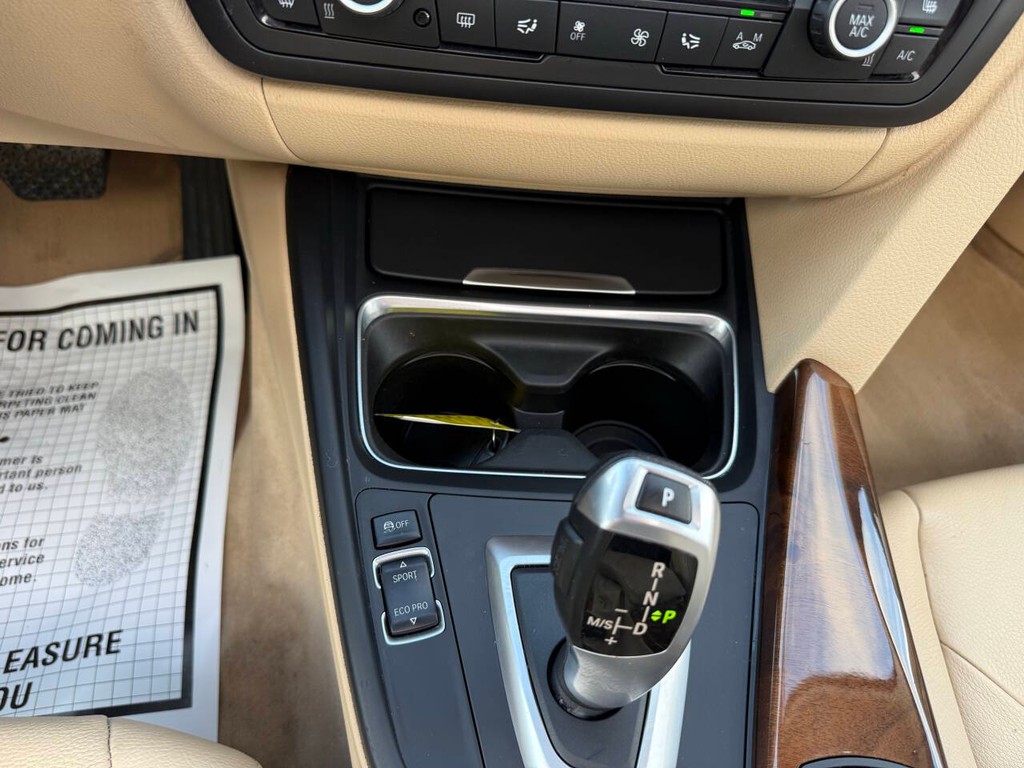BMW 3 Series Vehicle Full-screen Gallery Image 27