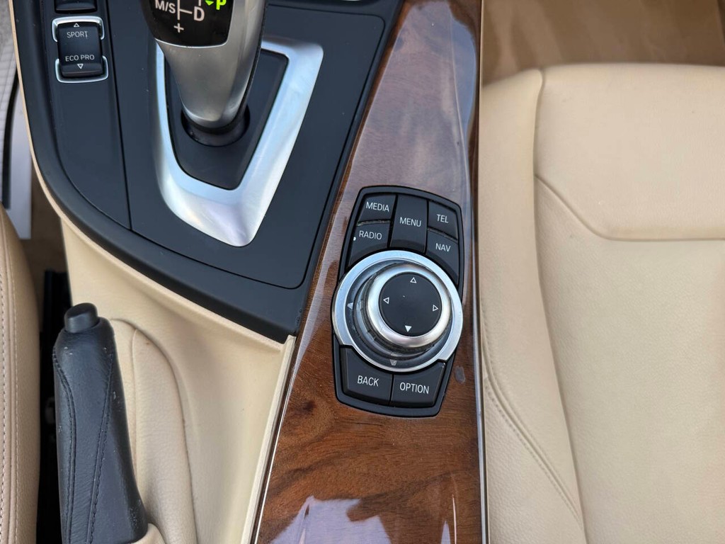 BMW 3 Series Vehicle Full-screen Gallery Image 28