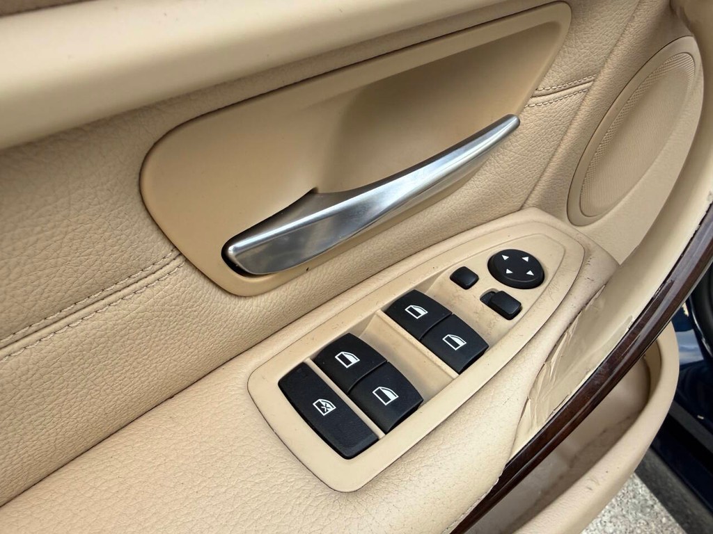 BMW 3 Series Vehicle Full-screen Gallery Image 29