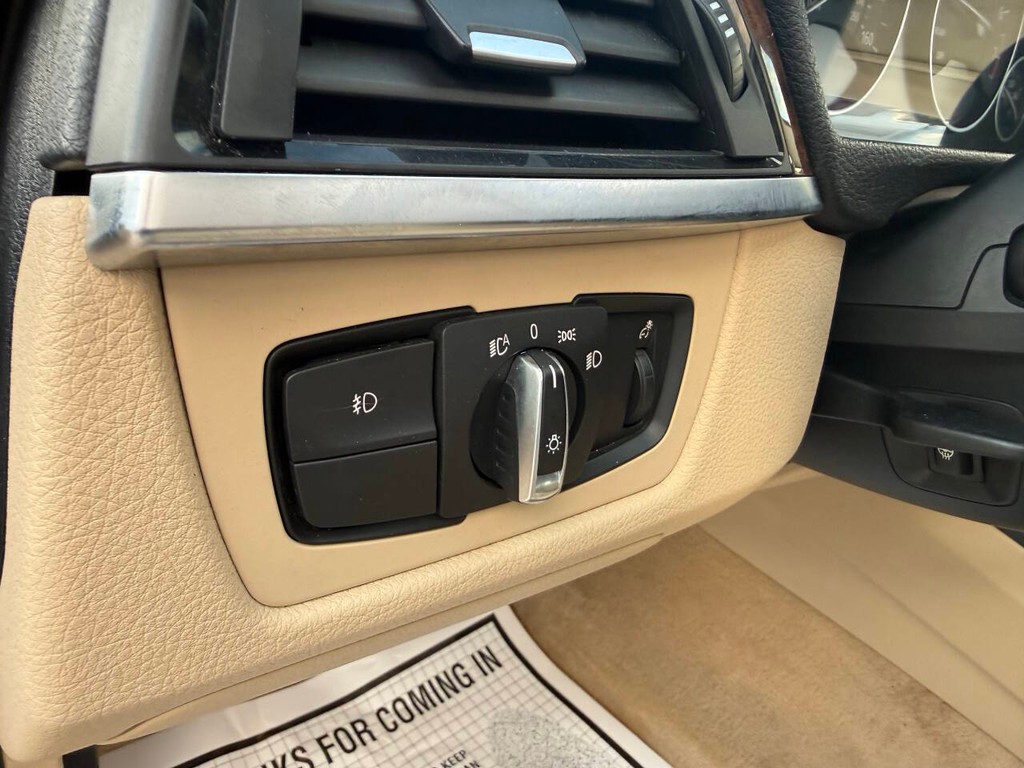 BMW 3 Series Vehicle Full-screen Gallery Image 30
