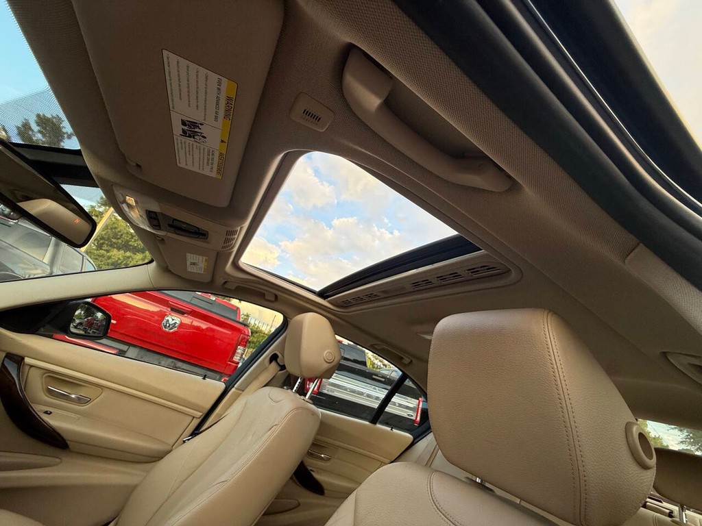BMW 3 Series Vehicle Full-screen Gallery Image 31