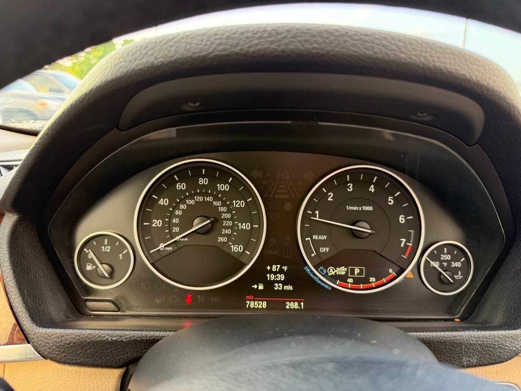 BMW 3 Series Vehicle Full-screen Gallery Image 32