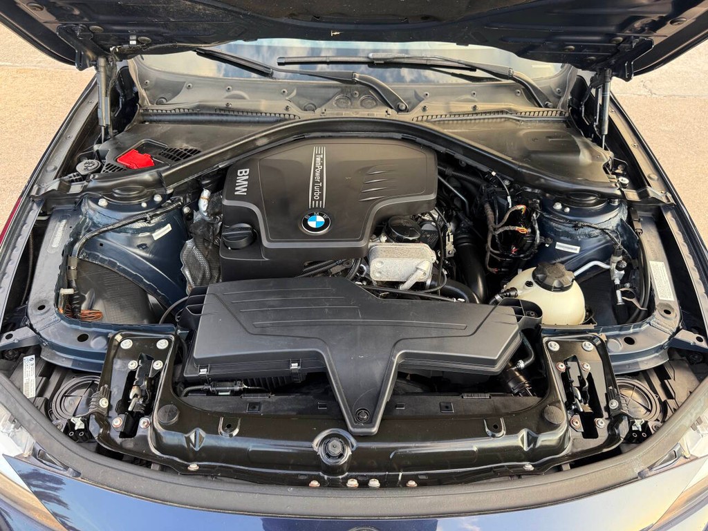 BMW 3 Series Vehicle Full-screen Gallery Image 35