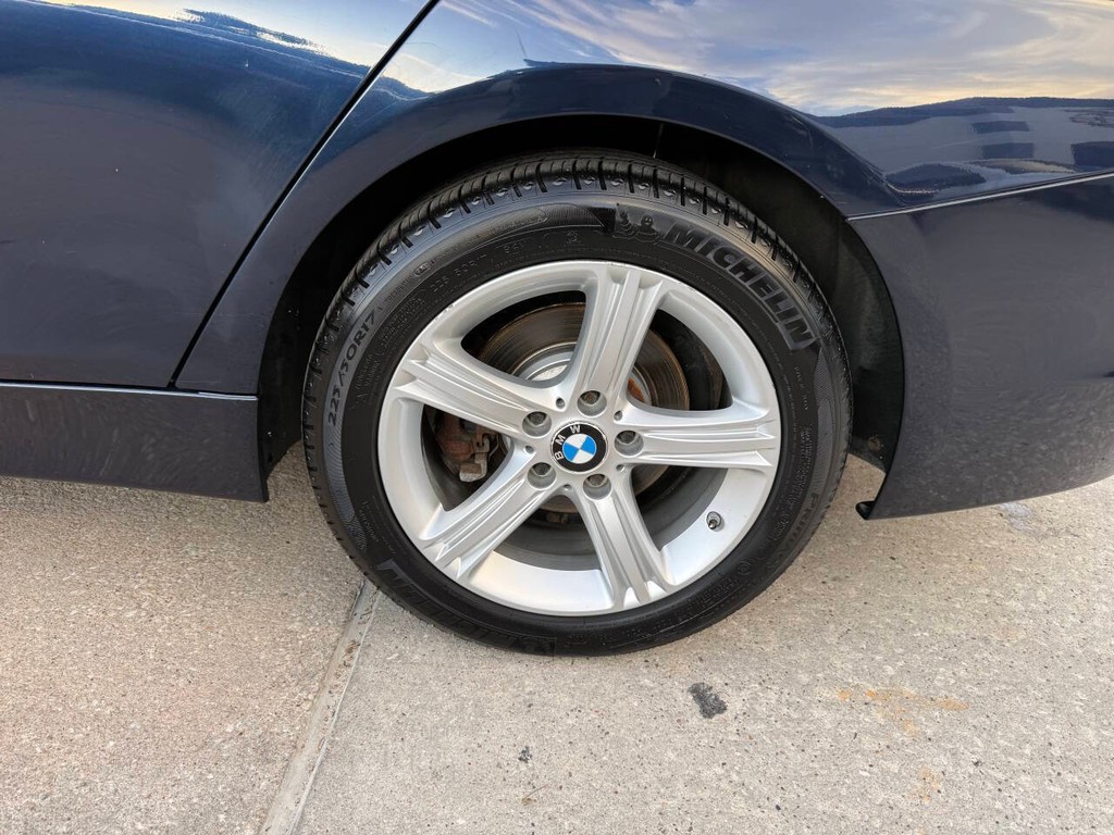 BMW 3 Series Vehicle Full-screen Gallery Image 36