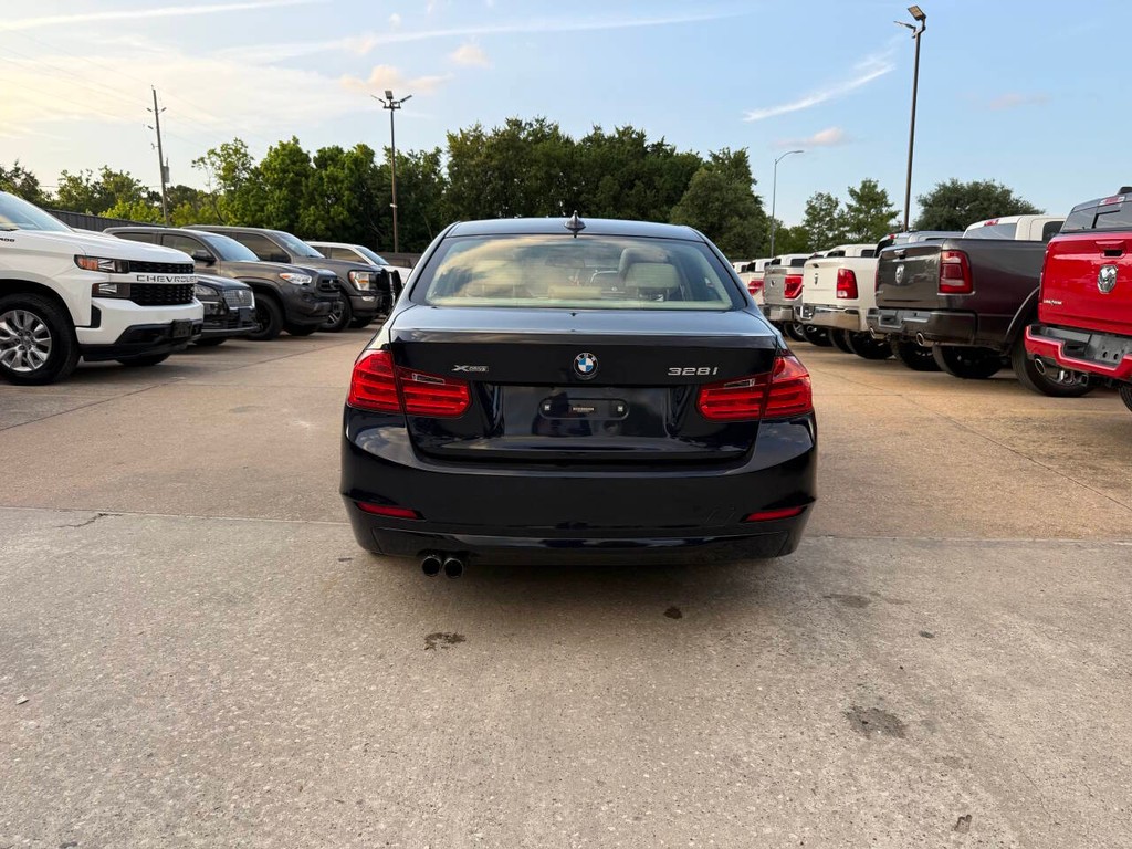 BMW 3 Series Vehicle Full-screen Gallery Image 38