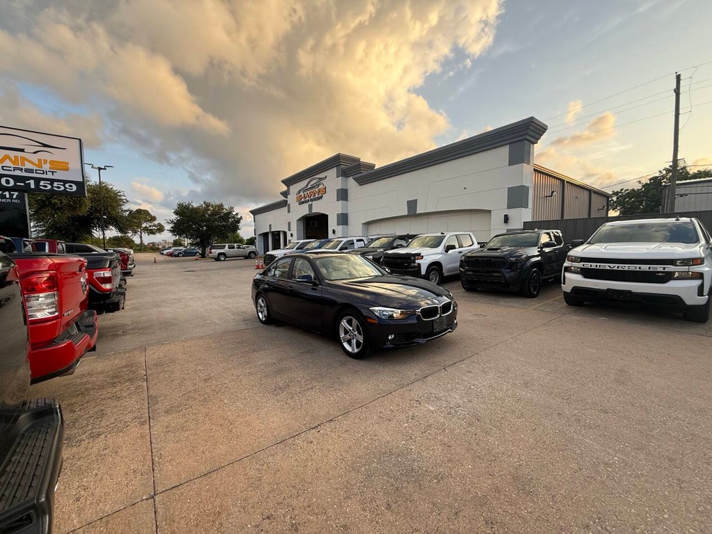 BMW 3 Series Vehicle Full-screen Gallery Image 43