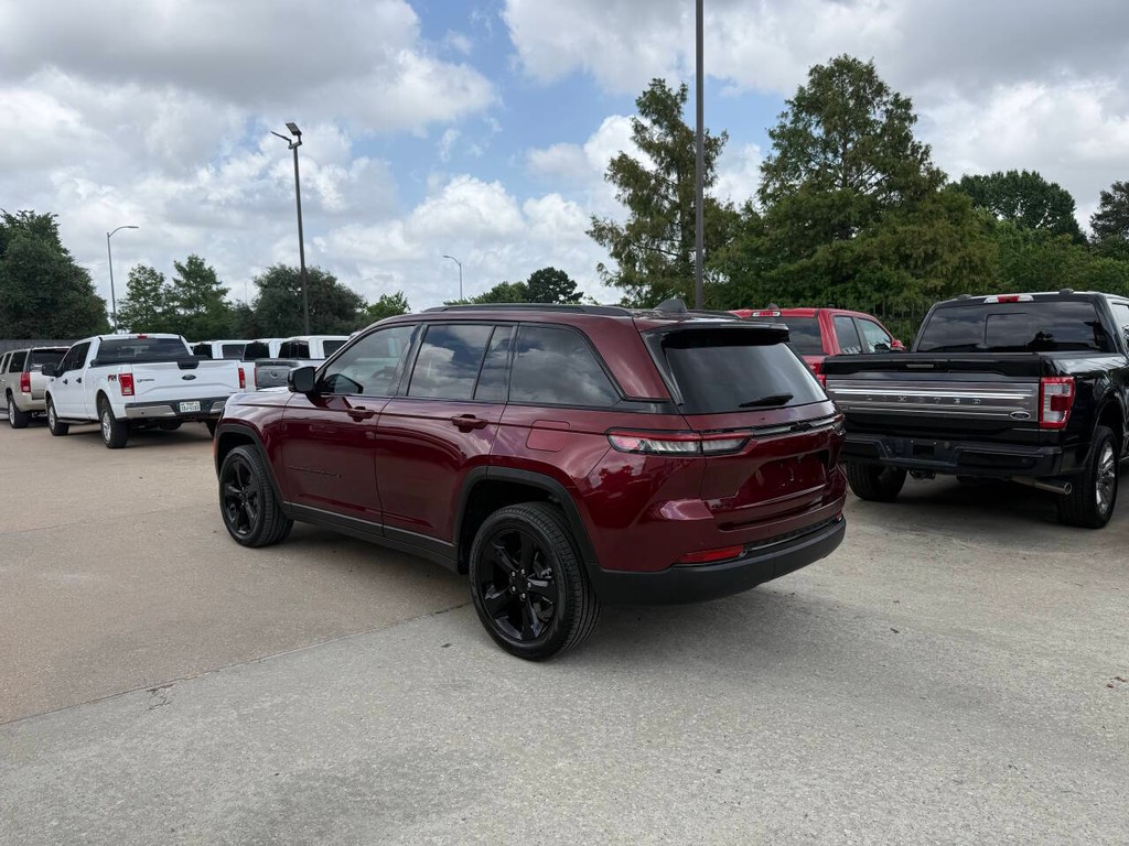 Jeep Grand Cherokee Vehicle Full-screen Gallery Image 04
