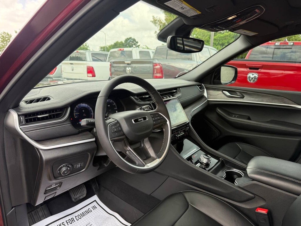 Jeep Grand Cherokee Vehicle Full-screen Gallery Image 06