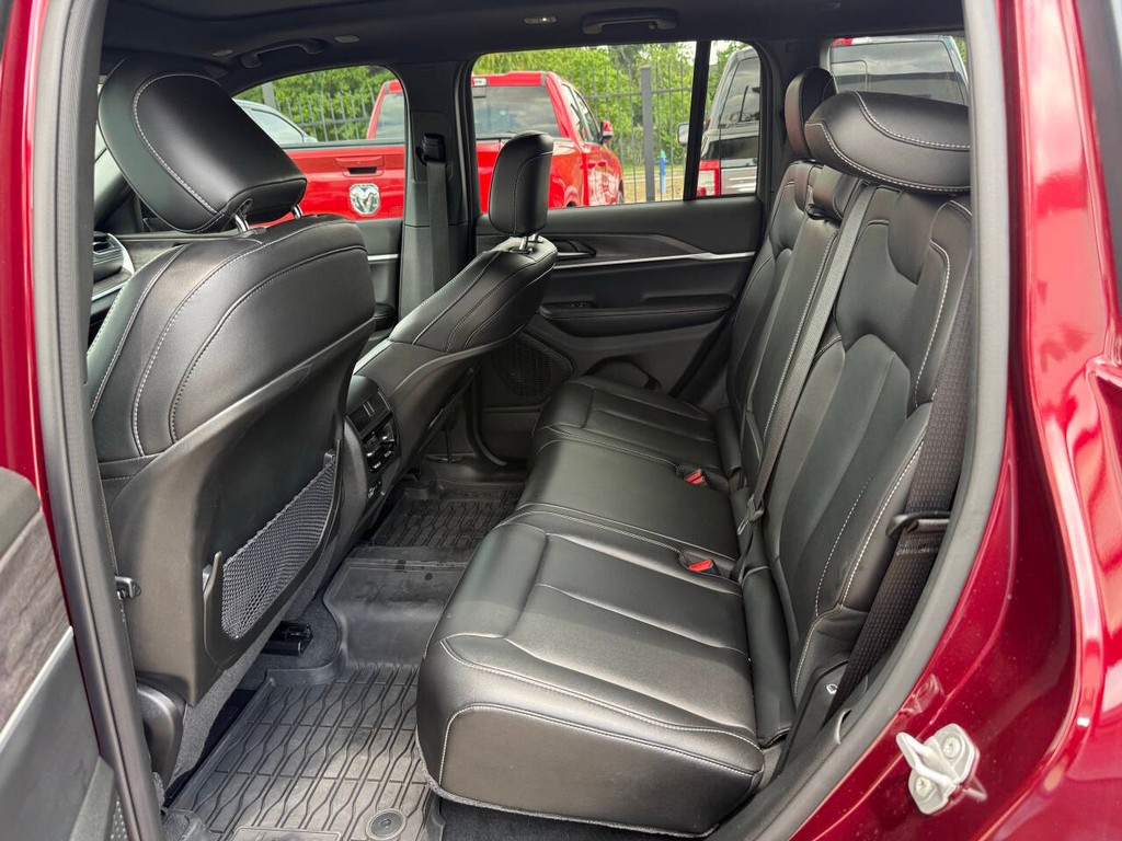 Jeep Grand Cherokee Vehicle Full-screen Gallery Image 13