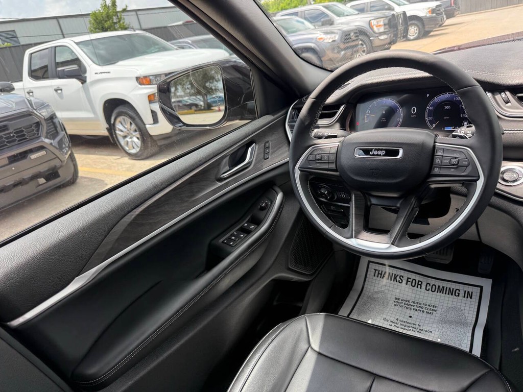 Jeep Grand Cherokee Vehicle Full-screen Gallery Image 19