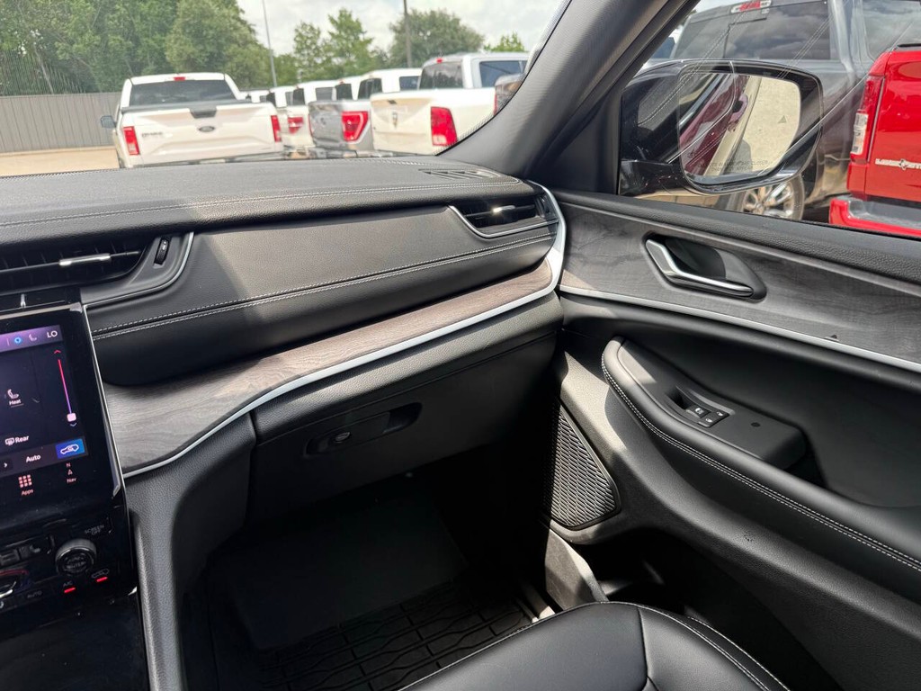 Jeep Grand Cherokee Vehicle Full-screen Gallery Image 20