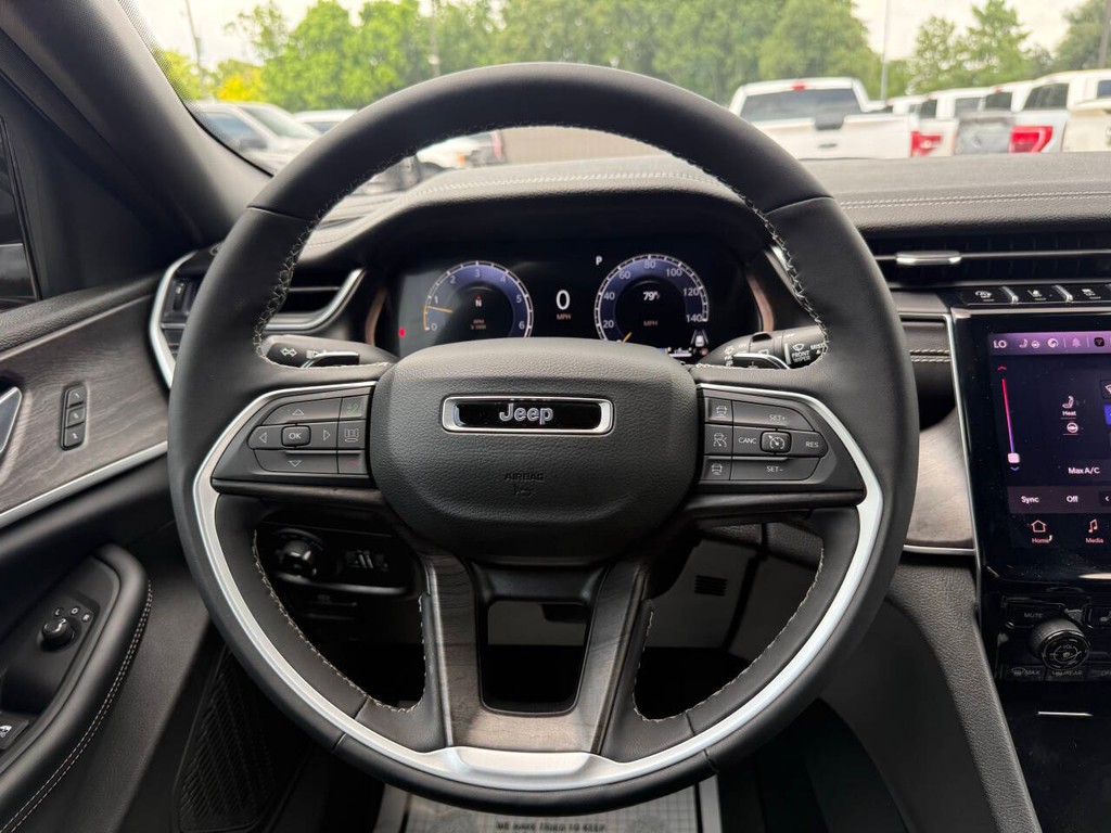 Jeep Grand Cherokee Vehicle Full-screen Gallery Image 22