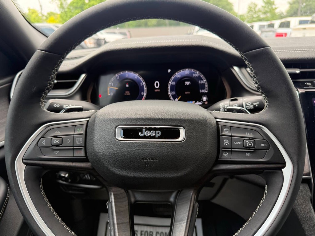 Jeep Grand Cherokee Vehicle Full-screen Gallery Image 23