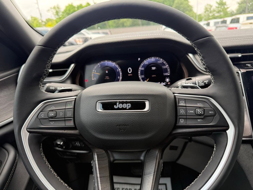 Jeep Grand Cherokee Vehicle Full-screen Gallery Image 24