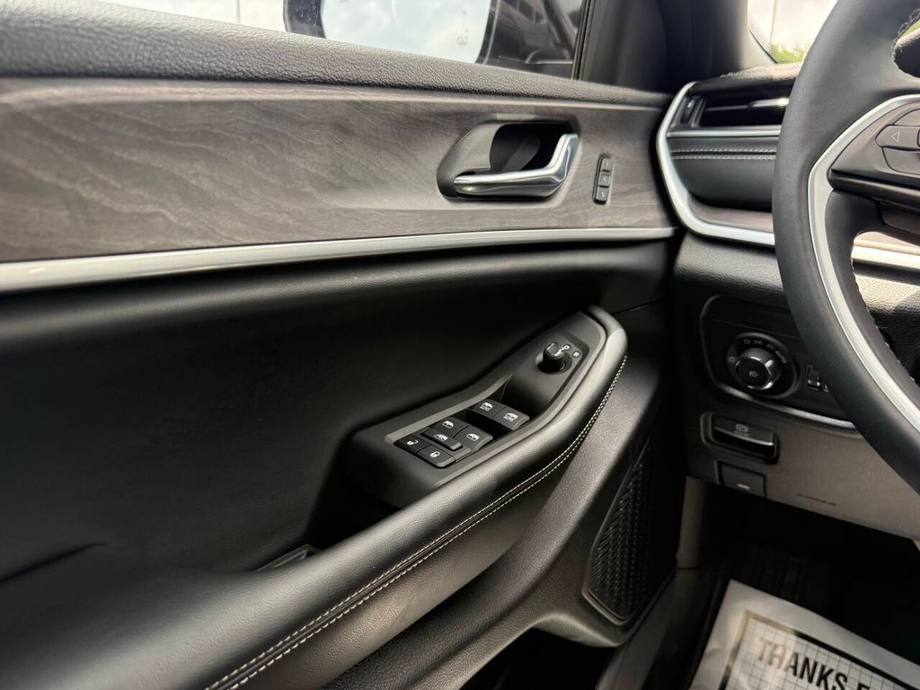 Jeep Grand Cherokee Vehicle Full-screen Gallery Image 30