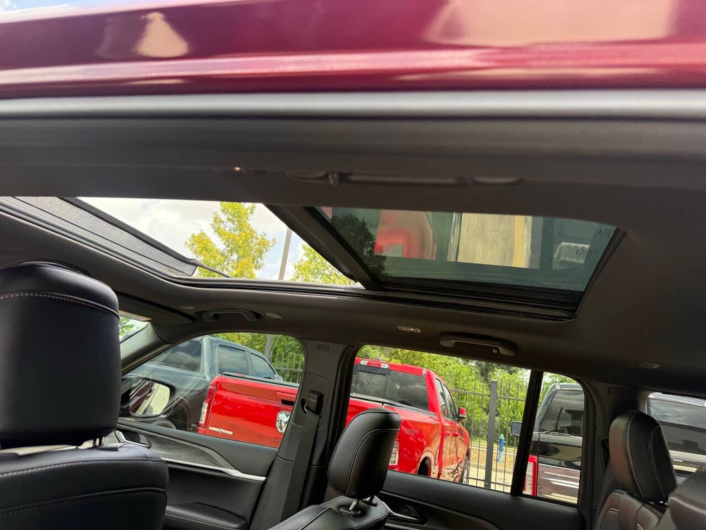 Jeep Grand Cherokee Vehicle Full-screen Gallery Image 32