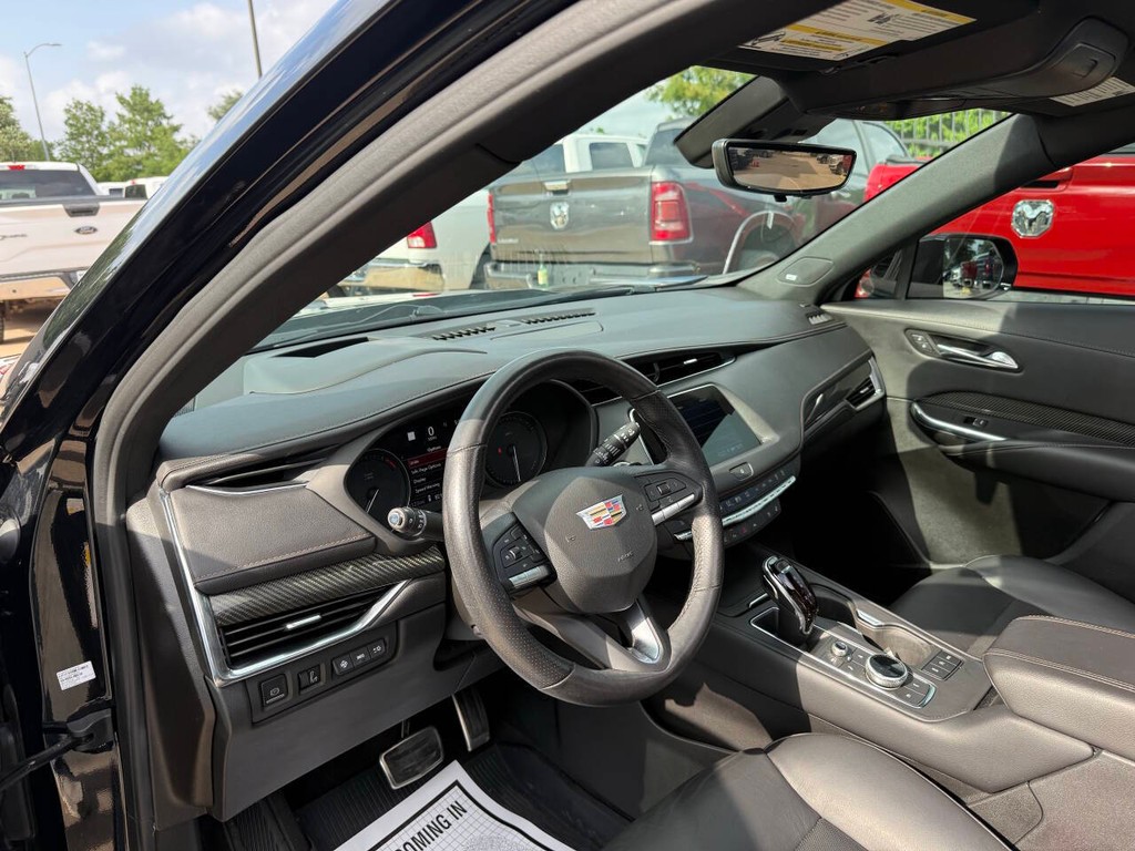 Cadillac XT4 Vehicle Full-screen Gallery Image 06
