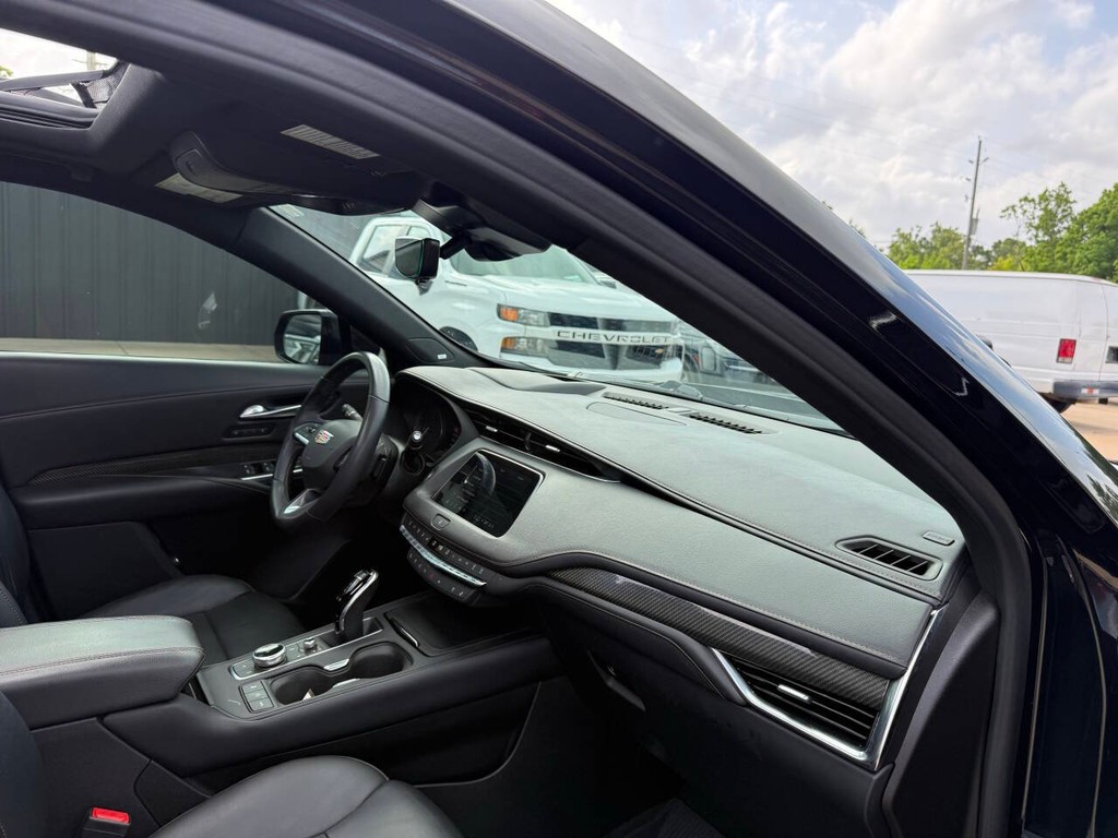Cadillac XT4 Vehicle Full-screen Gallery Image 09