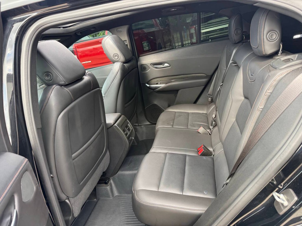 Cadillac XT4 Vehicle Full-screen Gallery Image 13