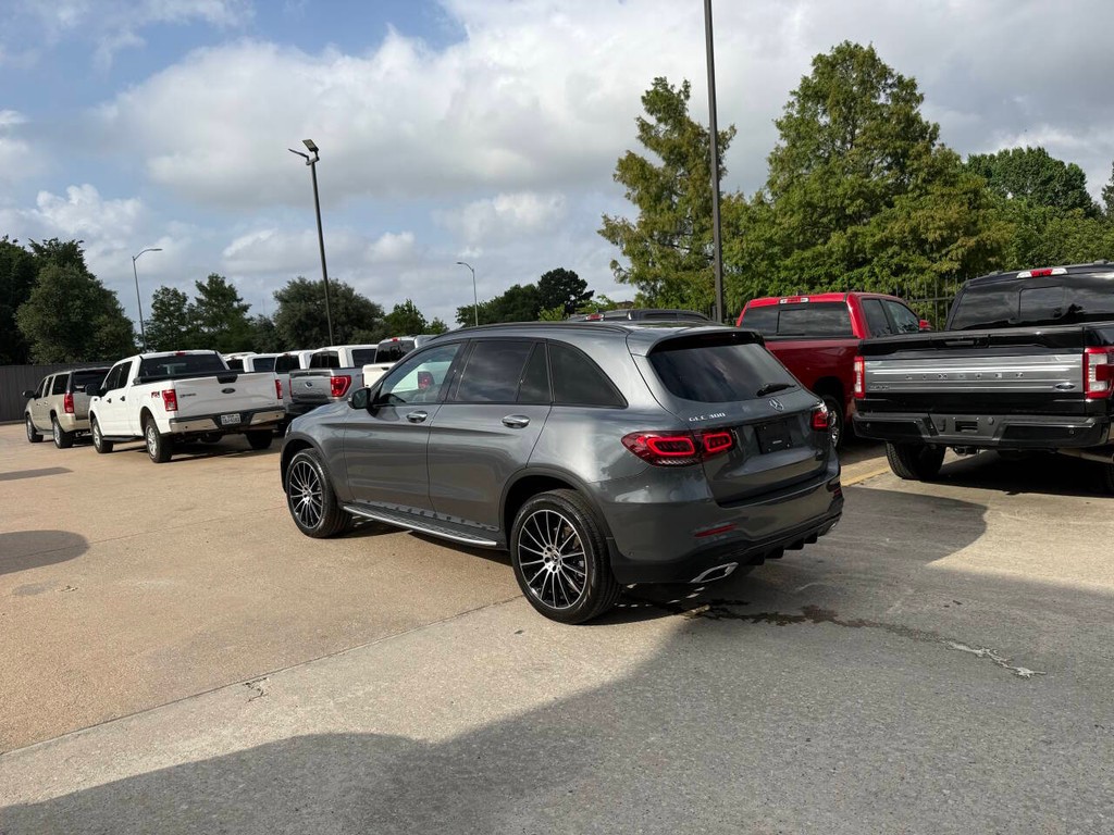 Mercedes-Benz GLC Vehicle Full-screen Gallery Image 04