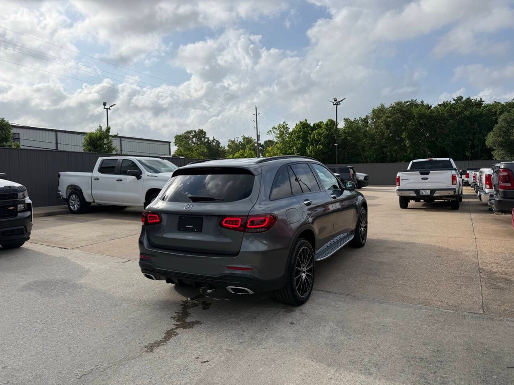 Mercedes-Benz GLC Vehicle Full-screen Gallery Image 05