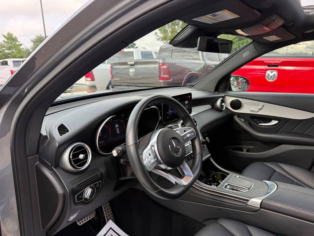 Mercedes-Benz GLC Vehicle Full-screen Gallery Image 06