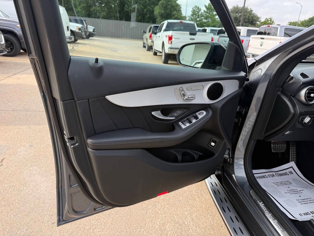 Mercedes-Benz GLC Vehicle Full-screen Gallery Image 08