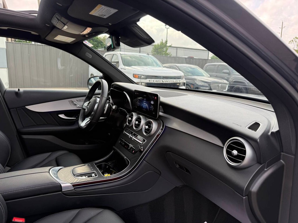 Mercedes-Benz GLC Vehicle Full-screen Gallery Image 09