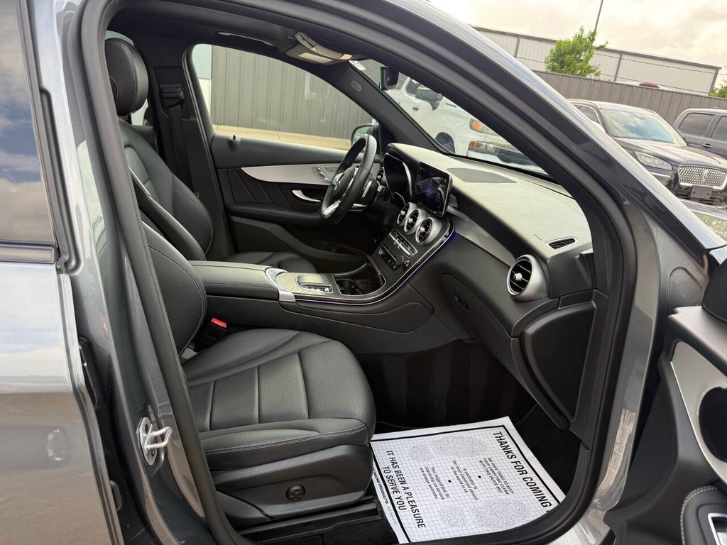 Mercedes-Benz GLC Vehicle Full-screen Gallery Image 10