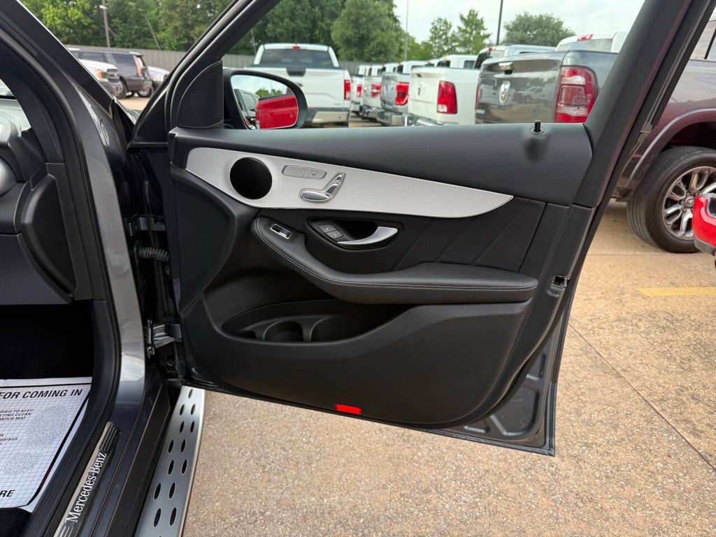 Mercedes-Benz GLC Vehicle Full-screen Gallery Image 11