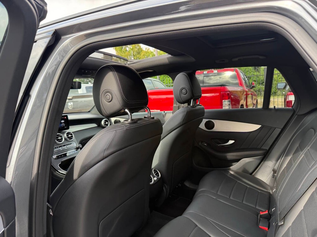 Mercedes-Benz GLC Vehicle Full-screen Gallery Image 12