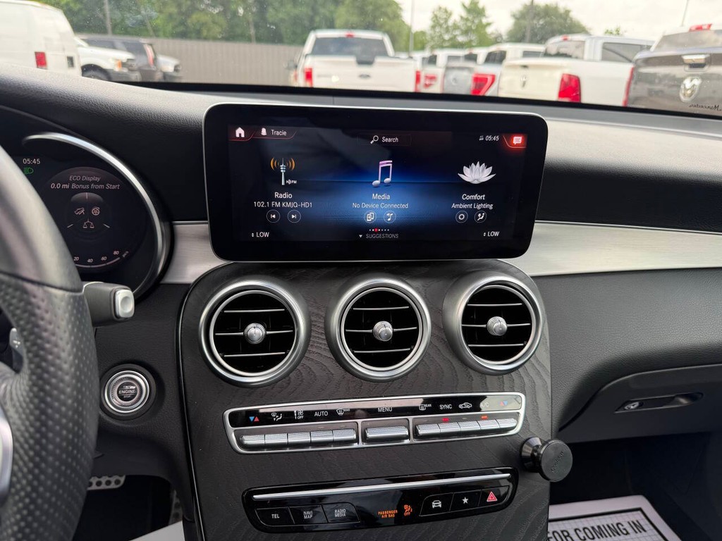 Mercedes-Benz GLC Vehicle Full-screen Gallery Image 24
