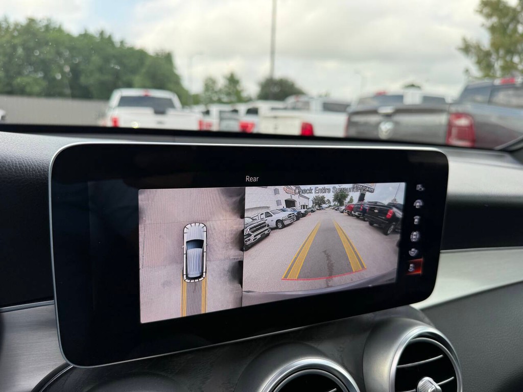 Mercedes-Benz GLC Vehicle Full-screen Gallery Image 26
