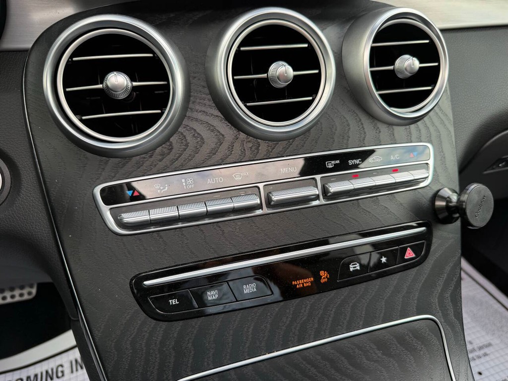 Mercedes-Benz GLC Vehicle Full-screen Gallery Image 27