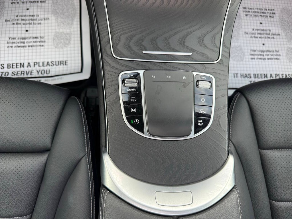 Mercedes-Benz GLC Vehicle Full-screen Gallery Image 28