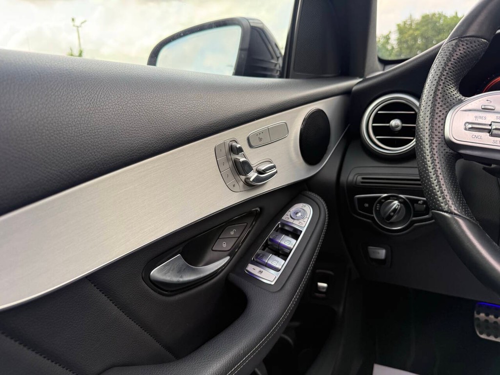 Mercedes-Benz GLC Vehicle Full-screen Gallery Image 29