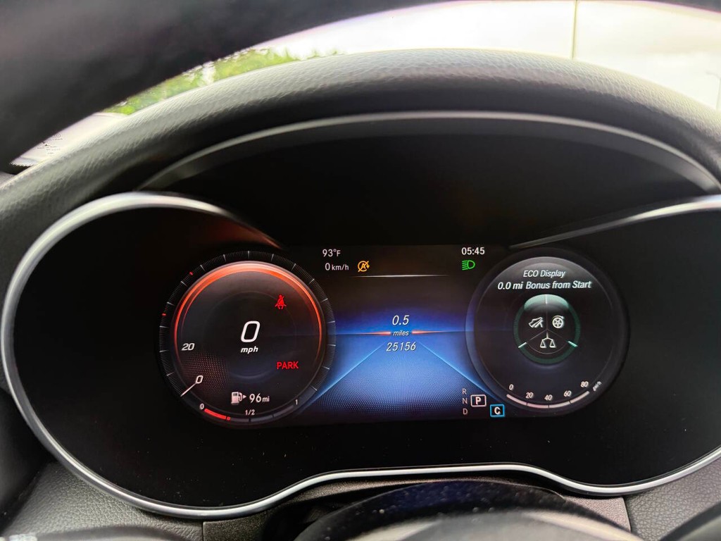 Mercedes-Benz GLC Vehicle Full-screen Gallery Image 32