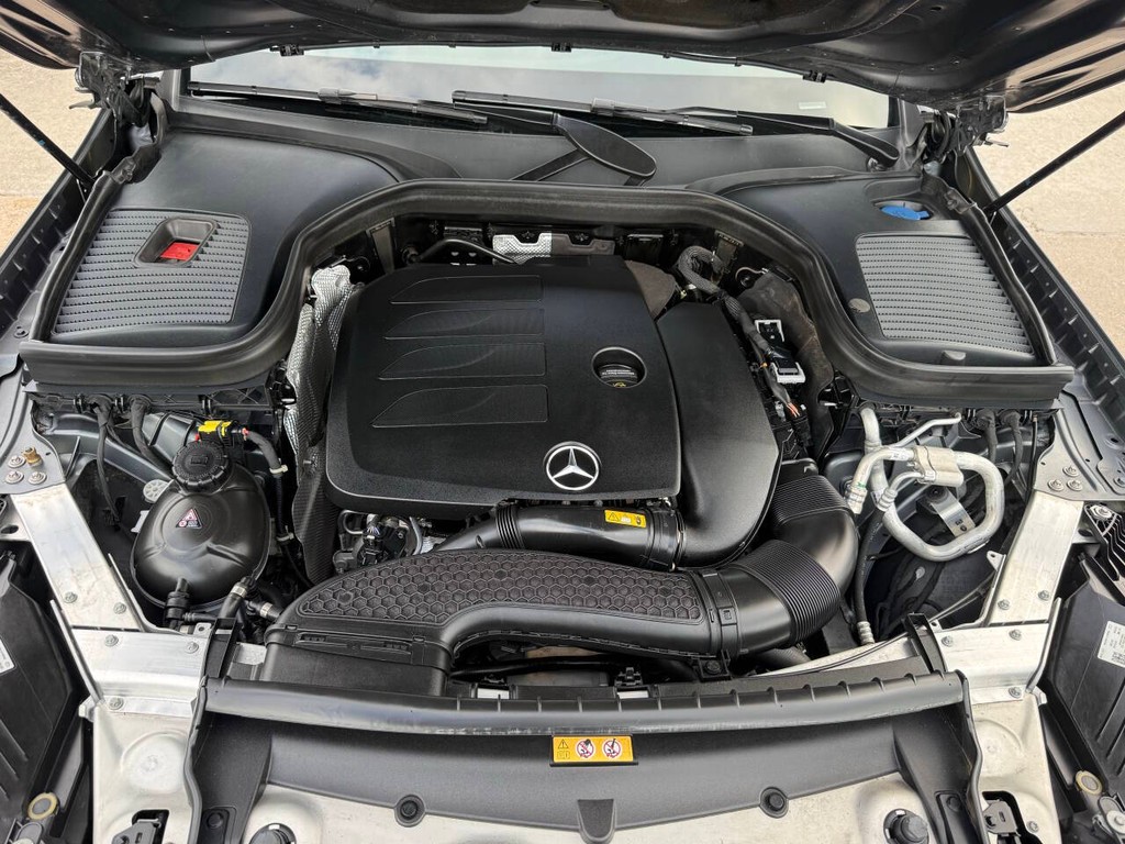 Mercedes-Benz GLC Vehicle Full-screen Gallery Image 35